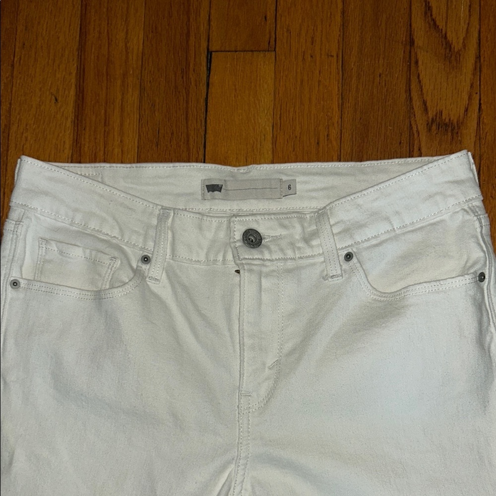 2x15 Levi's White Capri Pants with Frayed Hem - Picture 2 of 7
